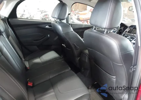 2014 Ford Focus Titanium z USA, uszkodzony, nr VIN 1FADP3J22EL308703